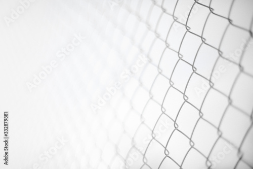 Fotografía Close up rusty wire fence and blurred nature background