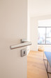 © Dimitri - porte ouverte vers appartement intérieur lumineux