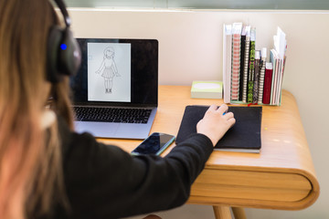 teen using mouse to draw on computer