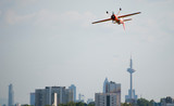 Fototapeta Londyn - Ein Propellerflugzeug über Kopf über Frankfurt