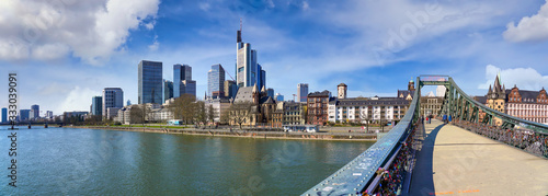 Photographie Frankfurt am Main, Hochhausszenerie mit Main und Eiserner Steg