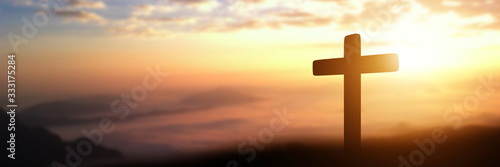 Fotografía Silhouette of catholic cross at sunset background