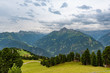 Panorama Landschaft in Österreich mit Alpen, Berge und Wiesen im Zillertal