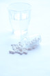 白いイメージ　錠剤とコップの水