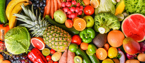 Fotografía A variety of fresh fruits, healthy vegetables top view