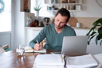 Mann zuhause am arbeiten