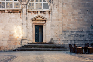 Canvas Print - entrance to a church in Dubrovnik 