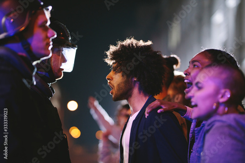 Fotomural Angry protestors protesting in front of police force