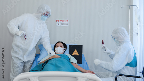 coronavirus covid 19 treatment background of coronavirus covid 19 patient on bed Tableau sur Toile