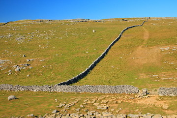 Canvas Print - Rocky wall in English country site