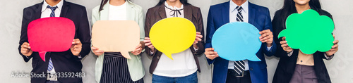 Fotomural Group of business people holding a empty copyspace speech bubble icon while stan