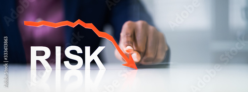 Fotomural Person Pointing Diminishing Arrow Over The Risk