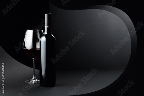  Fototapeta wino   butelka-i-kieliszek-czerwonego-wina-na-ciemnym-tle