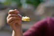 © ebraxas - Kuchen auf Löffel in Hand