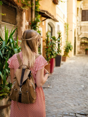 Junge Frau spaziert durch eine wunderschöne mediterrane Altstadt Gasse