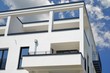 © Hermann - Pergola am Obergeschoss eines neu gebauten Wohnblocks