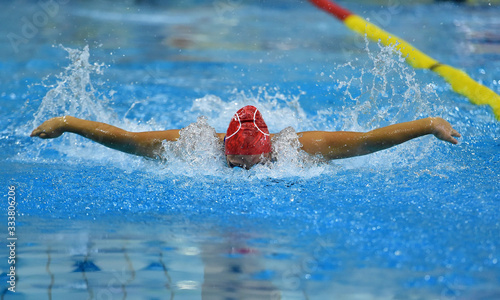 Fotografía nadadora en una competicion de natacion