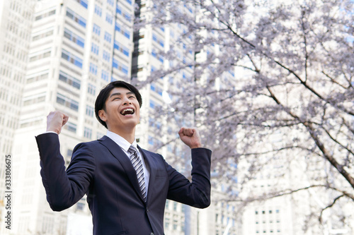 オフィス街の桜を背景にガッツポーズをする日本人男性ビジネスマン Foto De Stock Adobe Stock オフィス街の桜を背景にガッツポーズをする日本人男性ビジネスマン Foto De Stock Adobe Stock