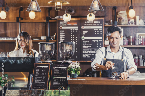 Fotomural Asian Barista preparing cup of coffee, espresso with latte or cappuccino for cus