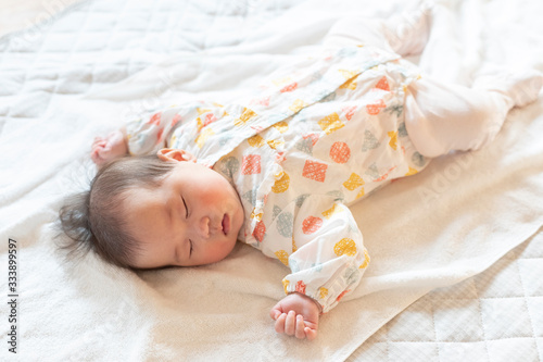 明るい部屋の中でぐっすりと眠るかわいい赤ちゃん Wall Mural West Photo