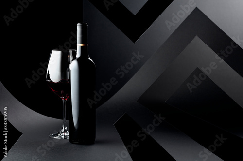 Dekoracja na wymiar  butelka-i-kieliszek-czerwonego-wina-na-ciemnym-tle