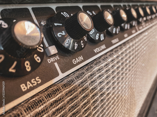 Fotografía Close up of the black gain knob a vintage electric guitar clean amplifier