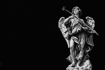  Marmurowy posąg anioła z gąbką, barokowe arcydzieło z XVII wieku na moście Świętego Anioła w Rzymie
