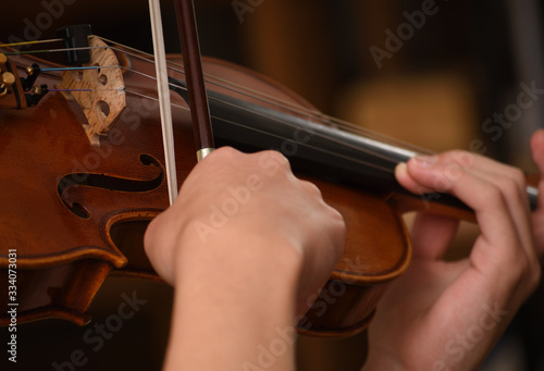 Fototapeta skrzypce  zblizenie-dlonie-nastolatka-grajacego-na-skrzypcach
