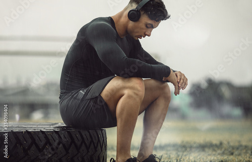 Fotografía Athlete resting after intense cross training