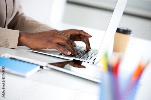 Cuadros en Lienzo Close-up of hands of businesswoman typing on a laptop.