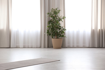 Poster - Grey yoga mat on floor in spacious room