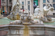 Przepięknie rzeźbiona jedna z 3 fontann na Piazza Navonna w Rzymie. Pochmurny i deszczowy dzień. Włochy, Europa