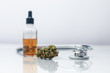 Medizinisches Cannabis, CBD Öl und Stethoskop Weißer Hintergrund 