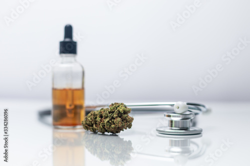 Fotografía Medizinisches Cannabis, CBD Öl und Stethoskop Weißer Hintergrund