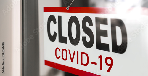 Fotografía Closed businesses for COVID-19 pandemic outbreak, closure sign on retail store window banner background