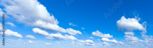 Fotografía Panoramic fluffy cloud in the blue sky