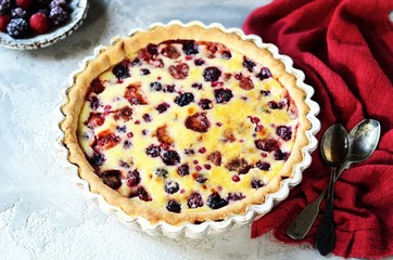 Wall Mural - Tart with berries in sour cream filling on a gray background