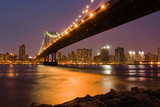 Fototapeta  - Manhattan Bridge at dusk with Manhattan in the background