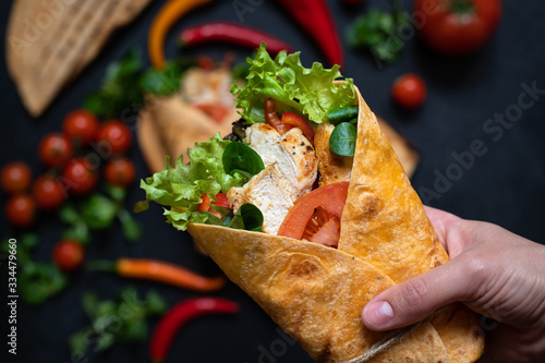 Fotografía Mexican corn tortilla wrap with grilled chicken and fresh vegetables