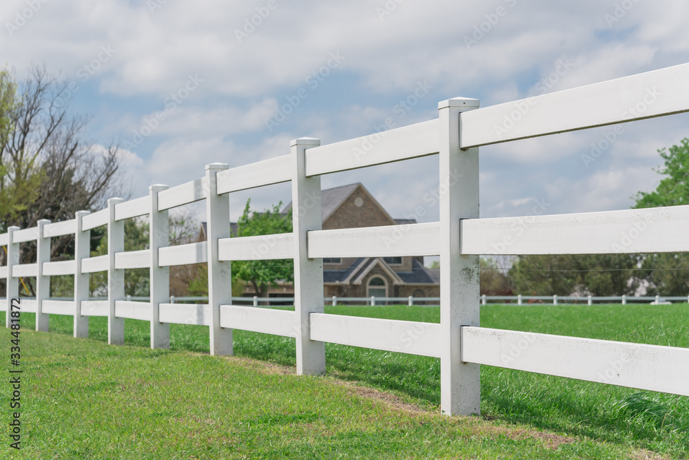 Shallow DOF long white fence with defocused farm house ranch in background in Ennis, Texas, USA - obrazy, fototapety, plakaty 