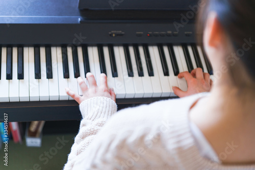 ピアノ 電子ピアノ 音楽 演奏 女子 女性 人物 日本人 鍵盤 ライフスタイル 自宅 レッスン Stock Photo Adobe Stock ピアノ 電子ピアノ 音楽 演奏 女子 女性 人物 日本人 鍵盤 ライフスタイル 自宅 レッスン Stock Photo Adobe Stock