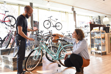 Bicycle shop consulting - salesman and customer in conversation