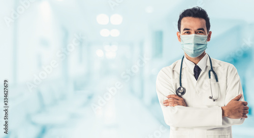 Fotografía Doctor at hospital wearing medical mask to protect against coronavirus 2019