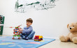 Ein vierjähriger Junge spielt allein in seinem Kinderzimmer am 03.03.20.