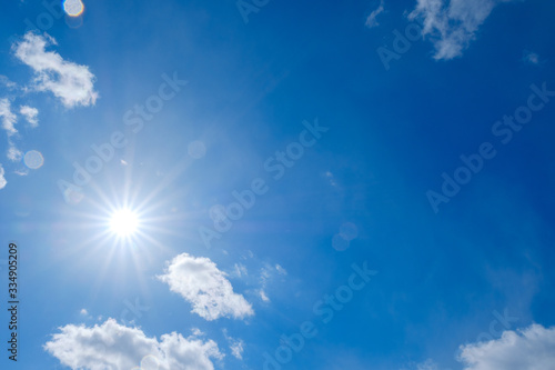 写真素材 青空 太陽 逆光 雲 春の空 背景 背景素材 3月 コピースペース Stock Foto Adobe Stock