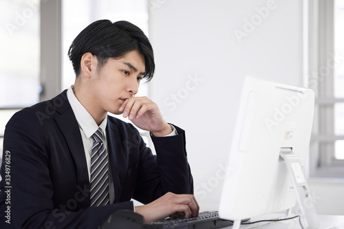 パソコン作業をしながら考え込む日本人男性ビジネスマン Comprar Esta Foto De Stock Y Explorar Imagenes Similares En Adobe Stock Adobe Stock