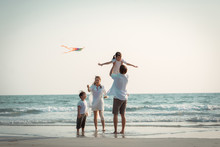 Asian Family Vacation At The Beach With Family Relationships Caused Love And Understanding To Strengthen Social Immunity.