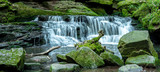Monbachtal-Schlucht (Schwäbischer Urwald) - Wasserfall umrandet von Felsen 