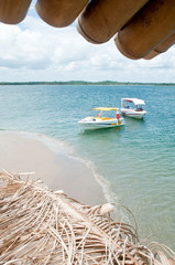 vista de 2 barcos em ilha de areia no mar