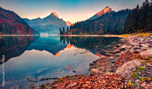 Dekoracja na wymiar  w-spokojnej-tafli-wody-jeziora-odbijaja-sie-dwa-gorskie-szczyty-kolorowy-jesienny-widok